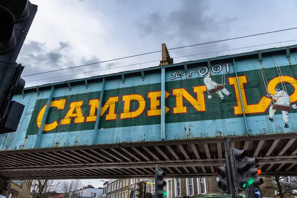 Camden Town, Londra 'daki Regent Kanalı' ndan geçen efsanevi Camden Lock demiryolu köprüsü. Köprü bir tabelayla süslenmiş..
