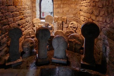 Carcassonne şatosundaki ortaçağ mezarları için cenaze taşlarından haçlar yapar..