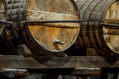 Geleneksel bir İspanyol şaraphanesinde, eski bir ahşap şarap fıçısına yakın çekim. Jerez de la Frontera, İspanya.