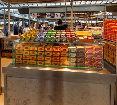 Kapalı bir gıda pazarında renkli balık konserveleri.