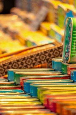 Çeşitli renklerde Portekiz tarzı sardalya konserveleri