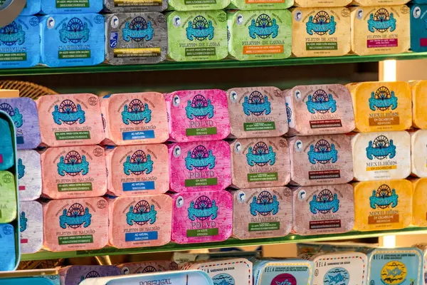 Portekiz, Porto 'da bir markette üst üste dizilmiş gurme deniz ürünleri ve balık konserveleri renkli kutularda saklanıyor..