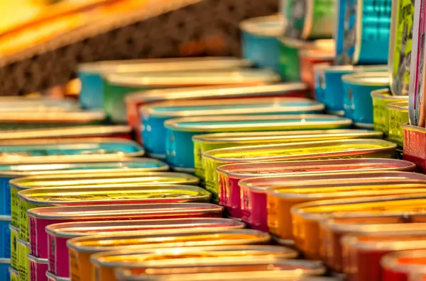 Portekiz, Porto 'da bir markette sergilenen renkli sardalya konserveleri..