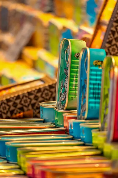 Porto, Lizbon 'daki bir pazarda Porto markasından çeşitli renkli Portekiz sardalya konserveleri dikey olarak sergilenmektedir..