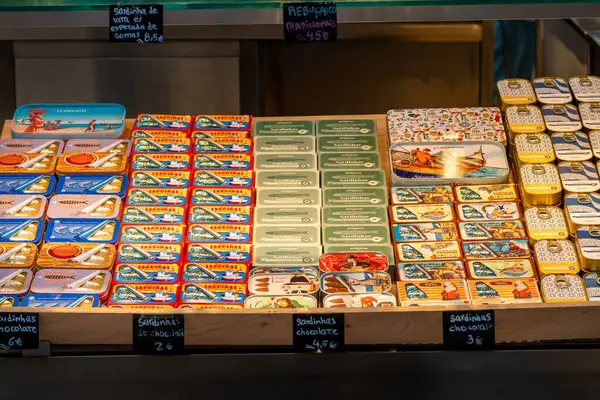 Simon Coll ve Avianense gibi çeşitli markaların rengarenk tasarımlarına sahip Portekiz sardalya şekilli çikolata konserveleri..