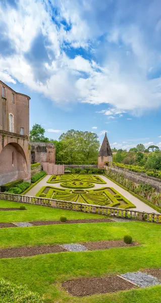 Fransa 'nın Albi kentindeki Palais de la Berbie' de geometrik figürlü Fransız tarzı açık hava bahçeleri..