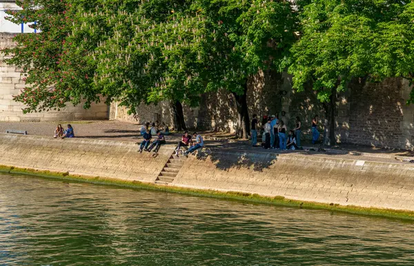 Paris 'teki Seine Nehri' nin kıyısında sosyalleşen bir grup etnik kökenli genç..
