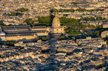 Hotel des Invalides 'in havadan görünüşü, çatılar, ve gün batımındaki altın saat boyunca Paris şehri, Eyfel Kulesi' nin silueti binaların üzerine gölgesini yansıtıyor..