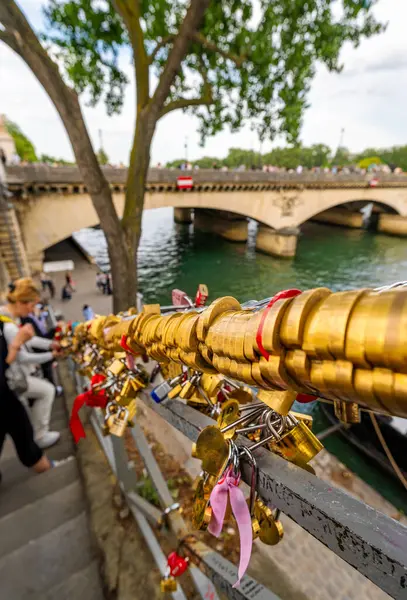 İnsanlar Paris 'teki Seine Nehri' ne giden bir merdivenin korkuluğuna aşk kilitleri takıyor..