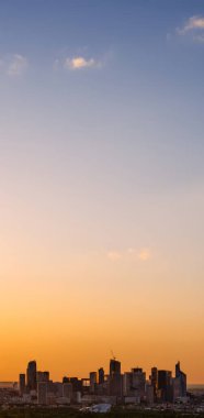 Paris 'in engin dikey manzarası gökdelenler finans bölgesi gökdelenleri La Defense' da, gün batımında, açık, renkli bir gökyüzü altın saat boyunca..