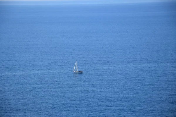 Μοναχικό Σκάφος Στη Θάλασσα Στην Προβηγκία — Φωτογραφία Αρχείου