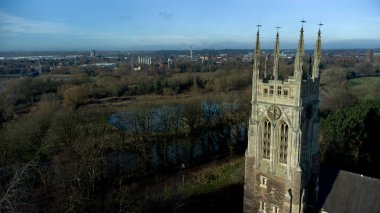 Arka planda şehir olan kilise.