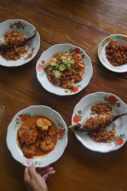 Masada geleneksel yemek, jengkol, ikan peda, vs..