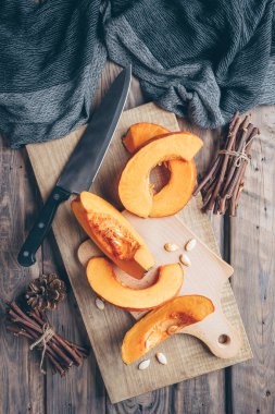 Balkabakları masanın üstünde. Sonbahar Arkaplanı. Cadılar Bayramı partisi. Şükran Günü. Çeşitli balkabakları, sonbahar sebzeleri ve çiçeklerle Cadılar Bayramı dekoru. Hasat ve dekorasyon. Şükran Günü konsepti..