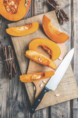 Balkabakları masanın üstünde. Sonbahar Arkaplanı. Cadılar Bayramı partisi. Şükran Günü. Çeşitli balkabakları, sonbahar sebzeleri ve çiçeklerle Cadılar Bayramı dekoru. Hasat ve dekorasyon. Şükran Günü konsepti..