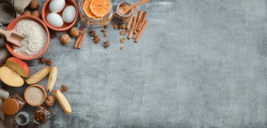 Aşk pişirmek. Fırın geçmişi. Siyah arka planda yemek malzemeleri ve mutfak aletleri var. Un, badem fıstığı, yumurta. Üst Manzara. Modern yemek kompozisyonu. Baharatlar ve gıda ürünleri.