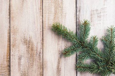 Pankart, noel ağacı dalları ve metin için yeri olan, kopyalama alanı. Reklamlar, indirimler, satış, alışveriş. Açık ahşap arka plan manzaralı çam ağacından bir Noel kompozisyonu. Boşluğu kopyala.