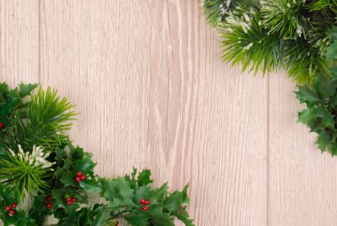 Noel kırsal arka planı. Noel kış tatili kutlama şablonu. Noel ağacı dalları ve koniler koyu ahşap masa üzerinde fotokopi alanı ile. Köknar dallı, koyu renkli ahşap masa