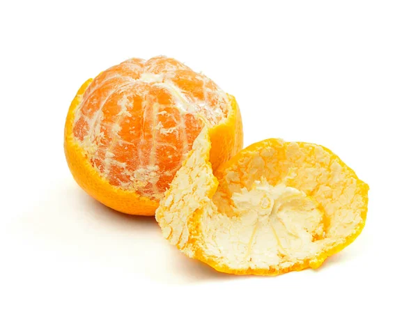 タンジェリンフルーツ オレンジ色のみかんの皮の部分は白の背景に葉と隔離され 熟した全体のみかん オレンジ色のクレメンタイン 新鮮なみかんやみかん — ストック写真