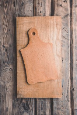 Tahta bir masanın tahta kesme tahtası. Mutfak aletleri. Boş bir yer. Üst Manzara. Yemek tarifi konsepti ahşap arkaplan dokusunda fotokopi alanı ile. Boş masa. Boş tahta arkaplanı.