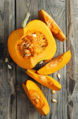 Geleneksel balkabağı çorbası. Sağlıklı vejetaryen yemeği. Mevsimlik baharatlı sonbahar sebzeleri kremalı balkabağı ve havuç çorbası antiviral enfeksiyonları önlüyor. Ahşap bir masada farklı balkabakları. Mevsimlik sonbahar tarifleri için gereksinimler.