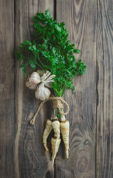 欧芹和大蒜在木制背景上 新鲜的有机欧芹草叶 香菜和奶油 天然和健康营养的概念 从花园来的做饭 墨西哥的食物 有用的产品 — 图库照片
