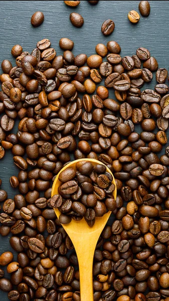 焙煎したコーヒー豆の背景 コーヒーショップのコンセプトコーヒー豆 焼きたてのコーヒー豆からの食品の背景と食感 トップビューバナー — ストック写真