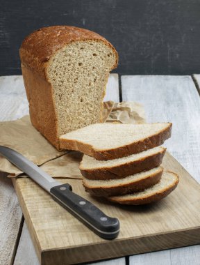 Ev yapımı tahıllı ekmek. ekmek, somun ekmek ya da dilimlenmiş ekmek. Lezzetli ve lezzetli ekmek taze ve sağlıklı yemek öğle yemeği kahvaltı dilimleri ekmek unu aperatifler sandviç ekmek.