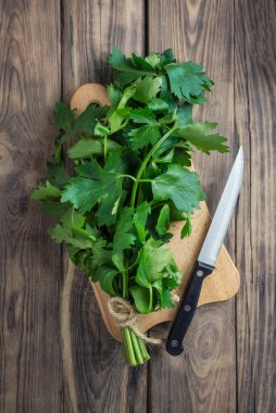 Ahşap bir masada bir demet yeşil kereviz. Çorba, vejetaryen salatası ve diğer yemekler için. Kereviz. Salata. Yiyecekler. Mutfak..