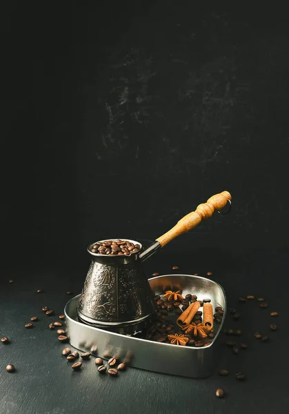 コーヒー豆の背景 暗い黒の背景にコーヒー 豆やシナモンスティックの異なるタイプのコーヒーコンセプトをロースト 最上階だ コーヒーコンセプト モックアップ — ストック写真