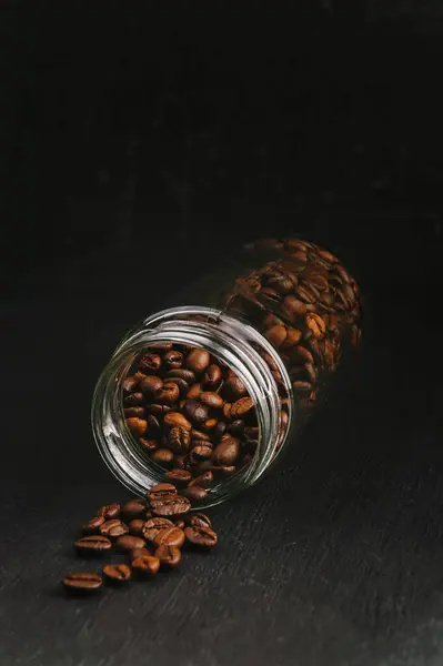 香り高い朝のコーヒー お気に入りの小切手 スパイシーなコーヒー コーヒー消費者は暗い木製の背景に散らばっている コーヒーカップと豆の黒い背景にコピースペース メニューのバナー — ストック写真