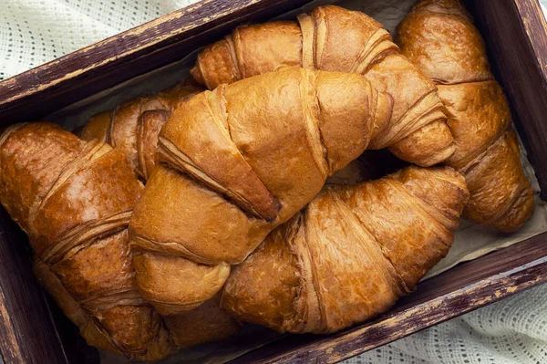 新鲜美味的法国糕点 烘焙概念 特写形象 烤脆羊角面包在木板上 法国烘焙文化的早餐食品 毛茸茸的热羊角面包 — 图库照片