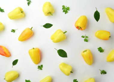 Taze biber, domates, maydanoz, dereotu ve fesleğen. Taze sebze ve bitki dokusu.