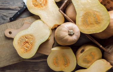 Taze balkabağı dilimleri arka planda. Sarı sulu balkabağı parçaları. Doku yakın. Metin ve etiket için tam çerçeve kopyalama alanı. Yemek arkaplanı. Parlak portakal dilimli balkabağı. Kopyalama alanı.