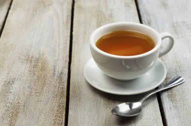 Bir fincan çay. Organik çay ve sağlıklı doğal içecek kavramı. kopyalama alanı. Doğal sıcak içecek, aromatik çay arkaplanı.