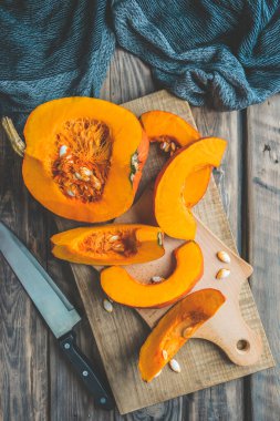 Balkabakları masanın üstünde. Sonbahar Arkaplanı. Cadılar Bayramı partisi. Şükran Günü. Çeşitli balkabakları, sonbahar sebzeleri ve çiçeklerle Cadılar Bayramı dekoru. Hasat ve dekorasyon. Şükran Günü konsepti..