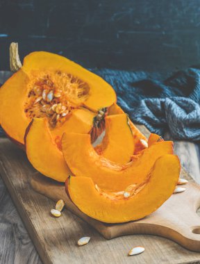 Balkabağı turtası baharatları ve sonbahar dekorasyonu. Şükran Günü tatili. Balkabağı pişiriyorum. Vejetaryen sonbahar çorbası. Balkabağından sonbahar kompozisyonu ve kart, poster ve ağ için sonbahar yaprakları. Ekim ya da Eylül