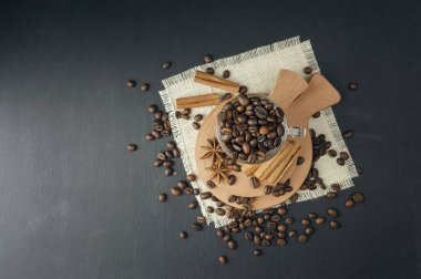 Kahve çekirdeği dokusu veya kahve çekirdeği arkaplanı. Kahverengi kahve çekirdekleri. Kahve çekirdekleri arka plan olarak kullanılabilir. Cezaevi, kupa, kavanoz ve kahve çekirdekli kepçe. Üst manzara, düz yatak.