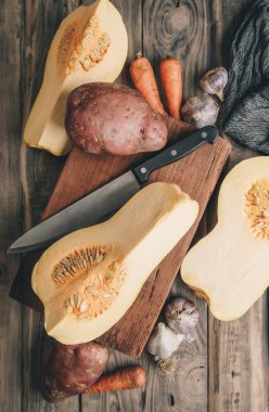 Taze balkabağı dilimleri arka planda. Sarı sulu balkabağı parçaları. Doku yakın. Metin ve etiket için tam çerçeve kopyalama alanı. Yemek arkaplanı. Parlak portakal dilimli balkabağı. Kopyalama alanı.