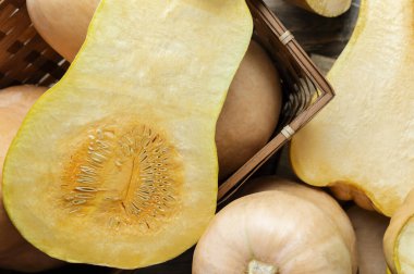 Bir sürü balkabağı. Sonbahar mevsimi konsepti. Sonbahar sebzeleri. Mevsimlik sebzeler. Sonbahar özetleri. Kopyalama. Çevre dostu balkabakları. Şükran Günü Cadılar Bayramı süsü. Vejetaryen yemeği..