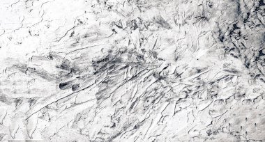 Beyaz bir alçı duvar her yere temiz bir estetik sağlar. Pürüzsüz dokusu ve nötr rengi onu çeşitli dekor stilleri için çok yönlü bir zemin haline getirir. beyaz alçı duvar