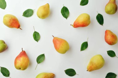 Sağlıklı yiyecekler. Organik meyveler, sebzeler, hafif arka planda izole edilmiş tekstil poşetindeki vejetaryen ham gıda malzemeleri. Armut, üzüm ve yeşil yapraklar. sıfır atık konsepti. Üst Manzara. Kopyalama alanı