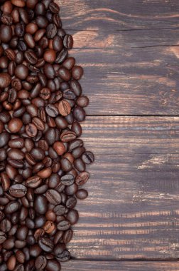 Koyu arkaplanda kahve çekirdekleri, üst görünüm, telif alanı. Kahve arka planı. yakın plan.