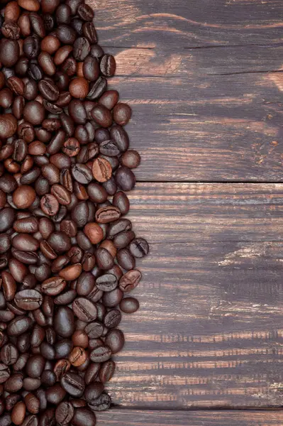 Koyu arkaplanda kahve çekirdekleri, üst görünüm, telif alanı. Kahve arka planı. yakın plan.