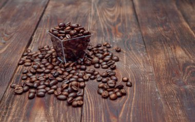 Kahve çekirdekleri arka plan, ahşap bir masada kavrulmuş kahve çekirdekleri, mesaj için yer..