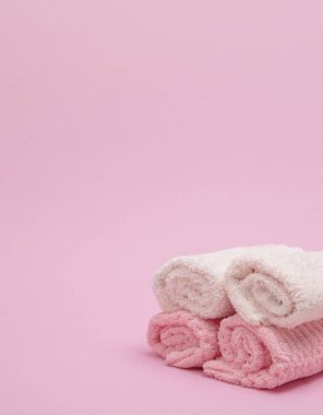 Hafif bir yüzeye katlanmış yumuşak pembe havlular, promosyon içeriği için yeri olan tasarım modelleri için mükemmel..