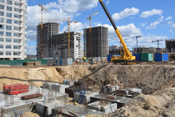 Cranes and formwork and concrete foundations for the construction of a residential building