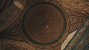 Bu Seljuk döneminden bir kubbe sanatı örneği. Tuğladan yapılmıştı. Fayans süslemeleri var. Kamera çalışıyor..