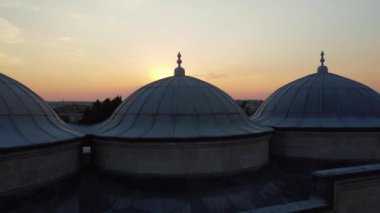 Üç tezahürat olarak bilinen Osmanlı İmparatorluğu 'nun camii. Edirne 'de yer almaktadır. Gün batımında, kamera yana hareket eder. kubbeler yan yana.
