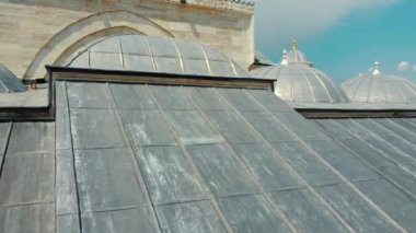 Kamera Osmanlı camisinin baş çatısından açıldı. Bahçede bir çeşme yapısı ve bir mescit görülebiliyordu..